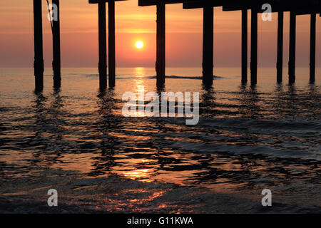 Suffolk Southwold UK. 8e mai 2016. Météo France : le lever du soleil était spectaculaire à Woodbridge dans le Suffolk. Avec une mer calme reflétant la hausse du soleil orange sous la jetée au début d'une autre belle journée. Credit : Julia Gavin UK/Alamy Live News Banque D'Images