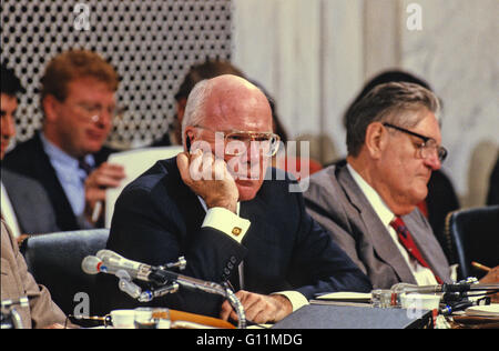 3 mai 2016 - Washington, District de Columbia, États-Unis d'Amérique - Etats-Unis Le sénateur Patrick Leahy (démocrate du Vermont) est à l'écoute du témoignage du professeur Anita Hill devant le Comité judiciaire du Sénat de confirmer que le juge Clarence Thomas, juge de la Cour suprême des États-Unis au Sénat Salle de Caucus à Washington, DC Le 11 octobre 1991. Thomas a été nominé pour le poste par le président américain George H. W. Bush le 1 juillet 1991 pour remplacer le juge Thurgood Marshall à la retraite. Le sénateur américain Howell Heflin (Démocrate de l'Alabama) est vu à la droite de la photo.Credit : Banque D'Images