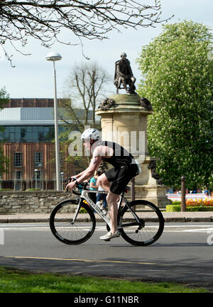 Stratford-upon-Avon, Warwickshire, Royaume-Uni. 8 mai, 2016. Un concurrent passe le William Shakespeare statue sur le Memorial Gower dans le stade de la vélo de triathlon de Stratford. Crédit : Colin Underhill/Alamy Live News Banque D'Images