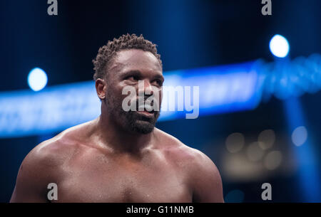 Hambourg, Allemagne. 07Th Mai, 2016. Dereck Chisora d'Angleterre en action contre Kubrat Pulev de Bulgarie pendant leur European Heavyweight Championship match de boxe à Hambourg, Allemagne, 07 mai 2016. Photo : Lukas SCHULZE/dpa/Alamy Live News Banque D'Images