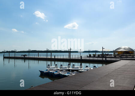 Le petit café est situé sur une jetée en bois sur la rive du lac Banque D'Images
