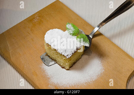 Dessert traditionnel turc revani sur planche de bois Banque D'Images