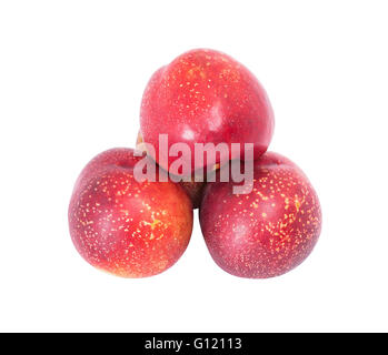 Belles nectarines fraîches sur fond blanc Banque D'Images