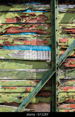 L'écaillement Peeling peinture verte sur un wagon de chemin de fer Banque D'Images