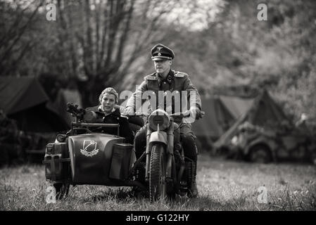 Officier SS allemand équitation une moto et side car - Pays de Galles forteresse période mulit-re-enactment événement à Caldecot Château Banque D'Images