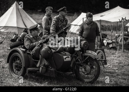 Les parachutistes de la Luftwaffe - forteresse de galles, multi-période de reconstitution d'un événement à Caldecot château Banque D'Images