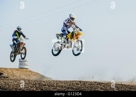 Deux coureurs sur les motocyclettes sauter de montagne et voler pendant Tasse de motocross de l'Oural Banque D'Images