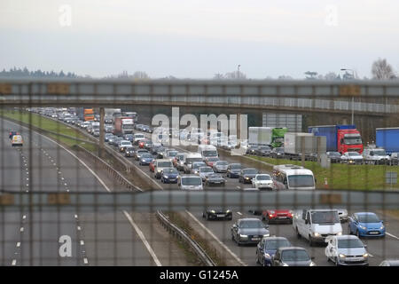 Embouteillage dû à un accident sur l'autoroute M40 en direction nord dans le Warwickshire, en Angleterre. Banque D'Images