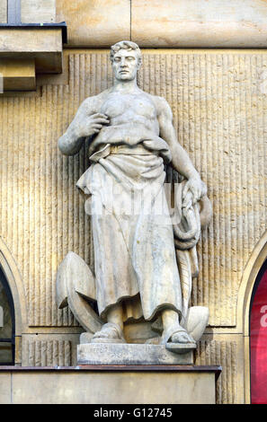 Prague, République tchèque. Détail de la façade de la banque UniCredit (1894 ; Polivka / Zemska Saloun) anciennement Banka, Na Prikope à no20. Banque D'Images