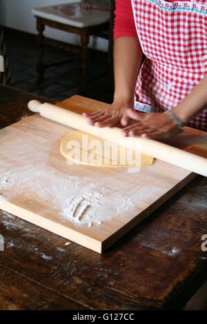 Chef propose des pâtes fraîchement préparées à partir de zéro, Rome, Latium, Italie Banque D'Images