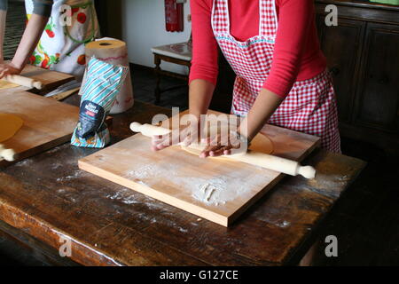 Chef propose des pâtes fraîchement préparées à partir de zéro, Rome, Latium, Italie Banque D'Images