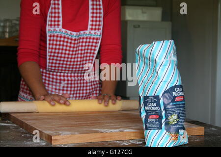 Chef propose des pâtes fraîchement préparées à partir de zéro, Rome, Latium, Italie Banque D'Images