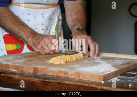 Chef propose des pâtes fraîchement préparées à partir de zéro, Rome, Latium, Italie Banque D'Images