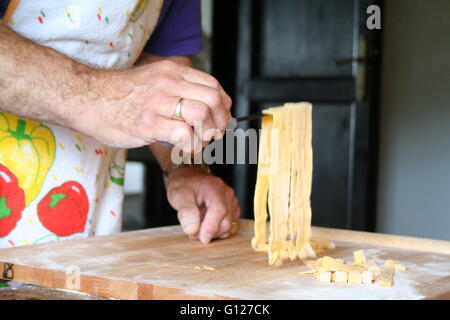 Chef propose des pâtes fraîchement préparées à partir de zéro, Rome, Latium, Italie Banque D'Images