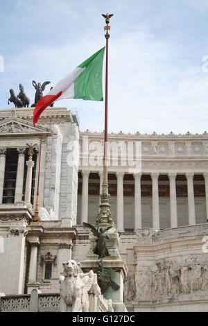 Drapeau Italien au vent en face de l'Altare della Patria, monument de Vittorio Emanuele II, Rome, Italie Banque D'Images