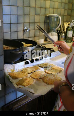 Chef propose des pâtes fraîchement préparées à partir de zéro, Rome, Latium, Italie Banque D'Images