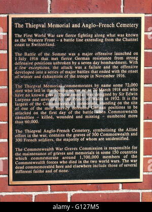 AJAX NOUVELLES PHOTOS - 2005 - France - Somme - PICARDIE - Mémorial de THIEPVAL ET ANGLO FRENCH CIMETIÈRE - PLAQUE DÉCRIVANT L'HISTOIRE ET LE BUT DE L'énorme monument. PHOTO:JONATHAN EASTLAND/AJAX REF:D52110/610 Banque D'Images