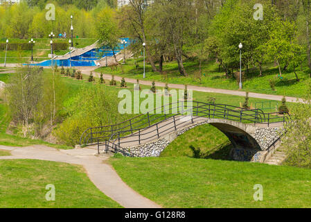 Parc avec bridge à Zelenograd District administratif de Moscou Banque D'Images