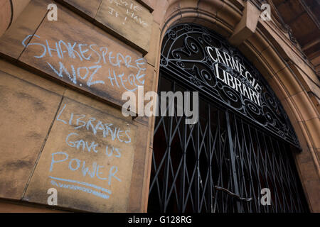 Verrouillage de l'accès des militants de la bibliothèque Carnegie ont fermé les messages écrits à la craie sur l'entrée avant à Herne Hill, dans le sud de Londres le 7 mai 2016. Pendant 10 jours, les membres de la communauté dans le sud de l'arrondissement de Londres occupé leur ressource importante pour l'apprentissage et de rencontre pour la fin de semaine. Mais après une longue campagne menée par les sections locales, Lambeth sont allés de l'avant et fermé les portes de la bibliothèque parce qu'ils disent, les coupes dans leur budget des millions moyenne doit être enregistré. Une salle de sport est prévu de remplacer la bibliothèque de travail et alors que certains des 20 000 livres sur des étagères resteront, pas les bibliothécaires seront présents à ad Banque D'Images