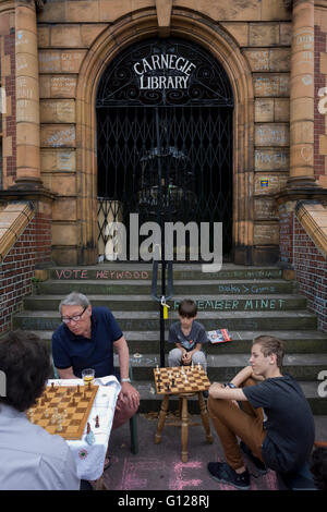 Verrouillage de l'accès des militants a fermé la bibliothèque Carnegie jouer aux échecs à l'extérieur, dans la région de Herne Hill, dans le sud de Londres le 7 mai 2016. Pendant 10 jours, les membres de la communauté dans le sud de l'arrondissement de Londres occupé leur ressource importante pour l'apprentissage et de rencontre pour la fin de semaine. Mais après une longue campagne menée par les sections locales, Lambeth sont allés de l'avant et fermé les portes de la bibliothèque parce qu'ils disent, les coupes dans leur budget des millions moyenne doit être enregistré. Une salle de sport est prévu de remplacer la bibliothèque de travail et alors que certains des 20 000 livres sur des étagères resteront, pas les bibliothécaires seront présents pour l'administrer. London Borough's bud Banque D'Images