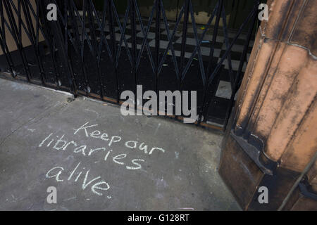 Verrouillage de l'accès des militants de la bibliothèque Carnegie ont fermé les messages écrits à la craie sur les marches à Herne Hill, dans le sud de Londres le 7 mai 2016. Pendant 10 jours, les membres de la communauté dans le sud de l'arrondissement de Londres occupé leur ressource importante pour l'apprentissage et de rencontre pour la fin de semaine. Mais après une longue campagne menée par les sections locales, Lambeth sont allés de l'avant et fermé les portes de la bibliothèque parce qu'ils disent, les coupes dans leur budget des millions moyenne doit être enregistré. Une salle de sport est prévu de remplacer la bibliothèque de travail et alors que certains des 20 000 livres sur des étagères resteront, pas les bibliothécaires seront présentes à l'admin Banque D'Images