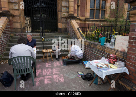 Verrouillage de l'accès des militants a fermé la bibliothèque Carnegie jouer aux échecs à l'extérieur, dans la région de Herne Hill, dans le sud de Londres le 7 mai 2016. Pendant 10 jours, les membres de la communauté dans le sud de l'arrondissement de Londres occupé leur ressource importante pour l'apprentissage et de rencontre pour la fin de semaine. Mais après une longue campagne menée par les sections locales, Lambeth sont allés de l'avant et fermé les portes de la bibliothèque parce qu'ils disent, les coupes dans leur budget des millions moyenne doit être enregistré. Une salle de sport est prévu de remplacer la bibliothèque de travail et alors que certains des 20 000 livres sur des étagères resteront, pas les bibliothécaires seront présents pour l'administrer. London Borough's bud Banque D'Images