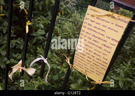 Verrouillage de l'accès des militants a fermé la bibliothèque Carnegie ont lié des rubans jaunes et des messages à la grille à Herne Hill, dans le sud de Londres le 7 mai 2016. Pendant 10 jours, les membres de la communauté dans le sud de l'arrondissement de Londres occupé leur ressource importante pour l'apprentissage et de rencontre pour la fin de semaine. Mais après une longue campagne menée par les sections locales, Lambeth sont allés de l'avant et fermé les portes de la bibliothèque parce qu'ils disent, les coupes dans leur budget des millions moyenne doit être enregistré. Une salle de sport est prévu de remplacer la bibliothèque de travail et alors que certains des 20 000 livres sur des étagères resteront, pas les bibliothécaires seront présents pour un Banque D'Images