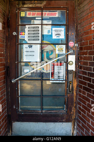 Un entrée de Dino's Tavern & Fine Food restaurant, l'ultime dive bar sur Gallatin Road dans le quartier branché d'East Nashville TN Banque D'Images