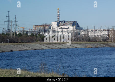 Pripyat, Tchernobyl - centrale nucléaire - réacteur 4 détruit (à gauche) - 3 réacteur intact (à droite). Banque D'Images