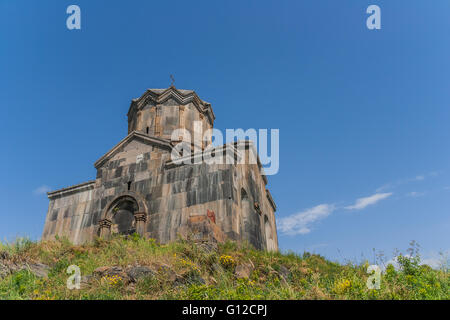 Église arménienne de la montagne près de Amberdfort caucasienne. Banque D'Images