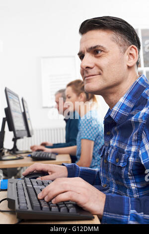 Homme mûr qui fréquentent Computer Class Banque D'Images