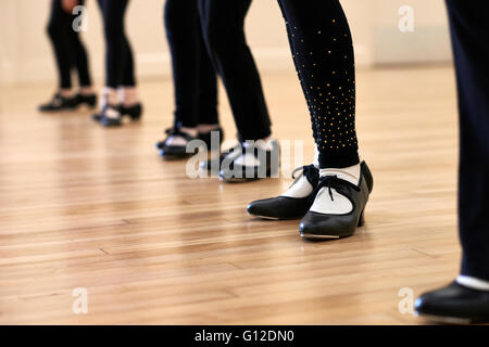 Close Up of feet in Children's Tap Dancing Class Banque D'Images