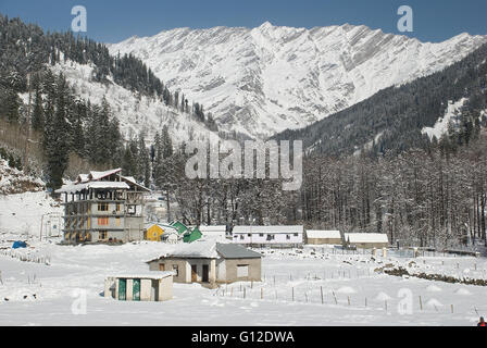 Glissade sur tubes d'hiver à Solang Valley, près de Manali, Himachal Pradesh, Inde Banque D'Images