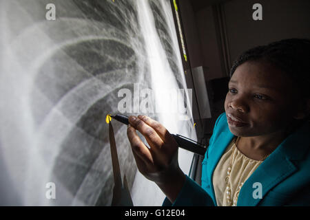 Les étudiants à l'aide de la radiographie aux rayons X et ultrasons Banque D'Images