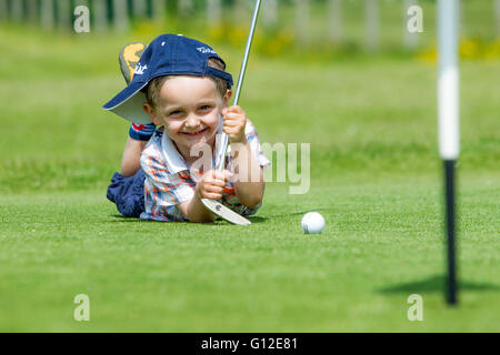 Jeune garçon jouant au golf Banque D'Images