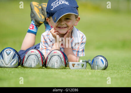 Jeune garçon jouant au golf Banque D'Images