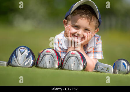 Jeune garçon jouant au golf Banque D'Images