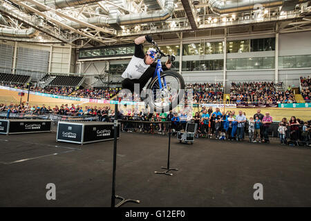 Danny MacAskill cascades BMX sur la scène Banque D'Images