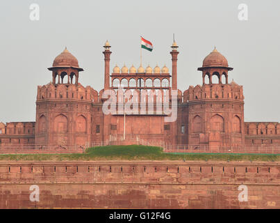 Drapeau national indien en vol au dessus du Fort Rouge, New Delhi, Inde Banque D'Images