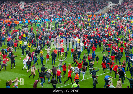 Middlesborough FC Football Fans envahissent le terrain au stade Riverside après leur équipe sont promus à la Premier League. Banque D'Images