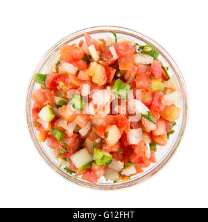 Bol de pico de gallo frais isolé sur blanc et en vue de dessus). Banque D'Images