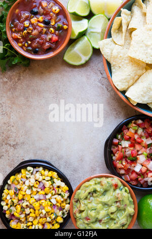 Croustilles servies avec guacamole, salsa, et pico de gallo avec copie espace, vue de dessus. Banque D'Images