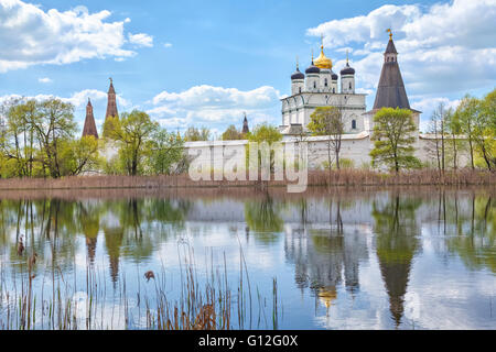 Monastère Joseph-Volokolamsk reflétant dans l'étang, dans la région de Moscou, Russie Banque D'Images