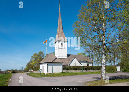 Église de Kaga au printemps en Suède. C'est une église de campagne médiévale. Banque D'Images