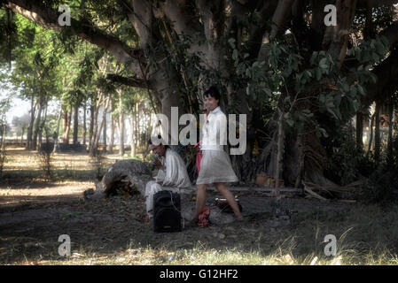 Thaïlande population rurale. Les villageois dansent et chantent dans une glade. S. E. Asie Banque D'Images