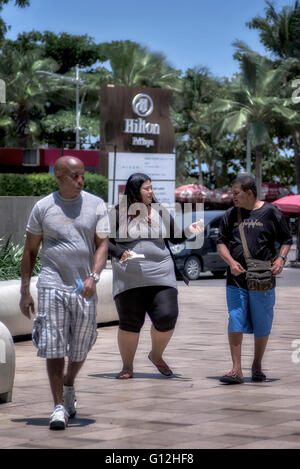 Femme obèse offrant de la nourriture à un compagnon masculin Banque D'Images