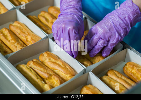 Pose à l'intérieur de cases blanches éclairs. Banque D'Images