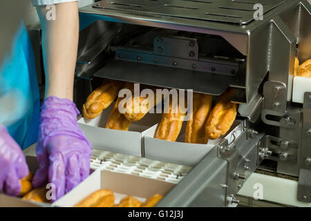 Boîtes d'éclairs sur le convoyeur. Banque D'Images