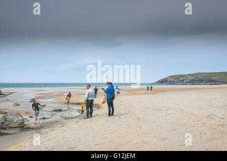 Les vacanciers sur la plage de Baie de Holywell à Cornwall. Banque D'Images