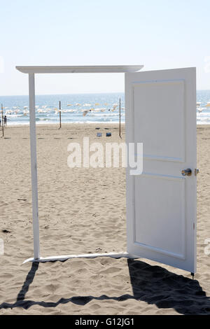 Porte blanche sur la plage, ouvert à la vue de la côte Banque D'Images